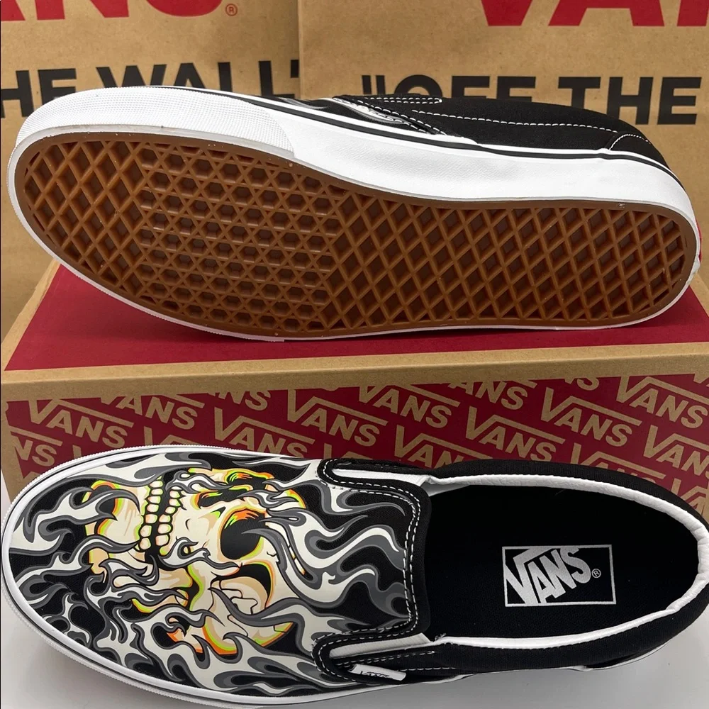 Vans WMNS Classic Slip-On
Flame Skull Black/True White
VN0009Q7BMX Sneakers - Picture 7 of 16